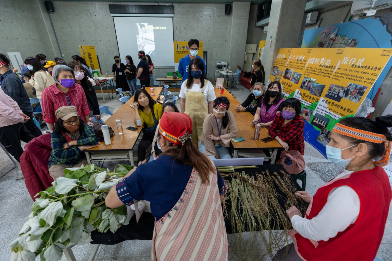 3月13日再見苧麻課程，講師用前一天採集的苧麻介紹泰雅族苧麻文化與運用。